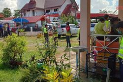 Phụ huynh than khóc ngoài hiện trường vụ xả súng ở Thái Lan