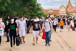 Hàng nghìn công dân Việt Nam tại Campuchia được hỗ trợ về nước