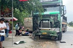 Xe tải va chạm với xe khách chở công nhân, nhiều người nhập viện