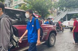 Bất chấp nguy hiểm băng qua đường Hà Nội, 'phớt lờ' cầu bộ hành