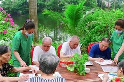 Người trẻ tính chuyện dành tiền vào viện dưỡng lão