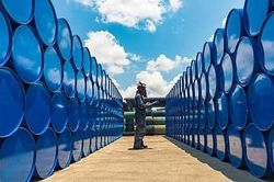 Tin Thị trường: Mỹ nới lỏng trừng phạt Venezuela để tăng cường nguồn cung dầu