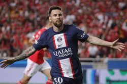 Messi ghi tuyệt phẩm, PSG đánh rơi chiến thắng trước Benfica