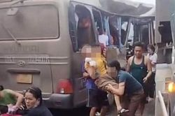 Xe khách va chạm xe đầu kéo, hơn 20 công nhân bị thương