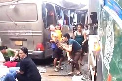 Xe chở công nhân va chạm với xe tải, gần 20 người bị thương