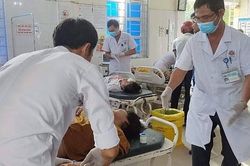 Nghệ An: Ô tô tải đâm xe khách chở hơn 20 công nhân, nhiều người nhập viện
