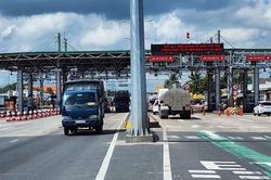 Ngày đầu BOT Cai Lậy thu phí, nhiều phương tiện qua trạm phải trả tiền mặt