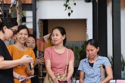 Người lấp đầy những vành trăng khuyết