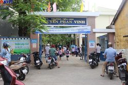 Học sinh lớp 1 bị bạn đánh bầm tím chân khi kèm học bài