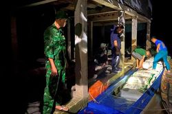 Tạm giữ phương tiện thủy và 2.400kg đường cát chưa rõ nguồn gốc