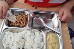 Bị tố cho học sinh suất ăn trưa có giòi, nhà trường lên tiếng