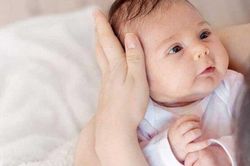 Cần xử trí thế nào khi trẻ sơ sinh bị nấc cụt?