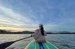 Chèo thuyền ngắm chiều Biển Hồ