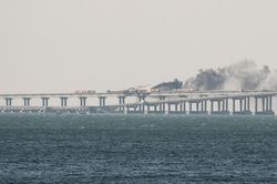 Nga điều tra vụ nổ sập cầu ở Crưm, Ukraine tuyên bố 'mới chỉ là khởi đầu'