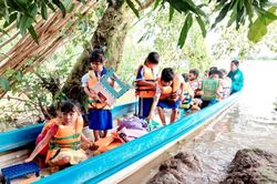 Học sinh vùng lũ An Giang đến trường