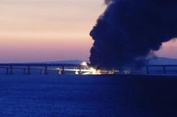Nga phong tỏa cầu Crimea, xác nhận bị đánh bom xe