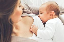 Lần đầu phát hiện hạt vi nhựa trong sữa mẹ