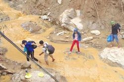 Thầy cô gùi lương thực, men đường rừng, vực sâu hun hút đến trường sau lũ quét