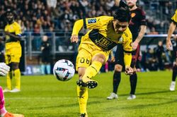 Quang Hải ghi bàn quý hơn vàng giúp Pau FC thoát thua trên sân nhà