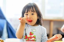 Thấy con gái ăn uống phung phí, mẹ có cách dạy dỗ cực hay