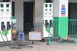 Cần nhanh chóng làm rõ việc nhiều cây xăng ở TPHCM treo bảng 'hết xăng'