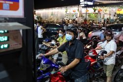 Người dân vội vã đi đổ xăng giữa đêm tại TP.HCM
