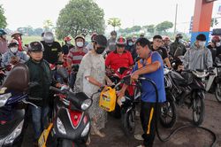 Cả trăm người chen chúc chờ đổ xăng sáng 10/10