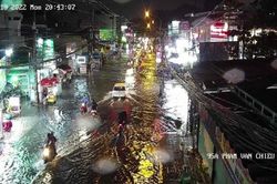 TP.HCM mưa trắng trời, nhiều nơi bị ngập