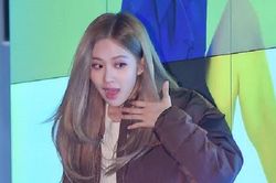 Hốt hoảng lo tiền mạng, Rose Blackpink quên mất mình siêu giàu