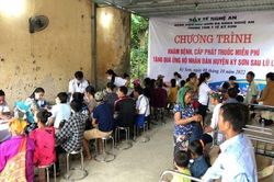 Khám chữa bệnh, cấp thuốc miễn phí cho người dân vùng lũ Kỳ Sơn, Nghệ An