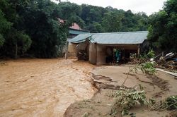 Nhiều giáo viên trắng tay sau lũ quét