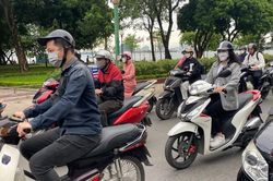 Lạnh ùa về, người dân Hà Nội diện áo ấm ra đường