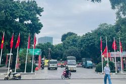 Hà Nội tưng bừng sắc đỏ, người dân mặc áo in cờ Tổ quốc mừng Ngày Giải phóng Thủ đô