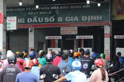 Xếp hàng từ đêm đến sáng đổ xăng ở TPHCM, có người thất vọng dắt xe về