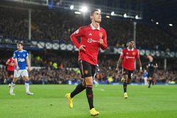 Ronaldo lập đại công, MU thắng nhọc Everton