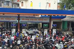 Rồng rắn kéo nhau đi đổ xăng, mang cả can dự trữ