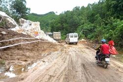Giải phóng được khối đá lớn chắn ngang Quốc lộ 48E đoạn qua xã Tân Long (huyện Tân Kỳ)