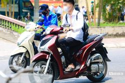 Hà Nội: Báo động tình trạng học sinh đi xe máy tới trường