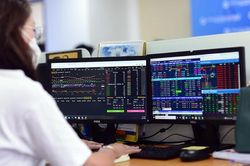 Chứng khoán hôm nay (10/10): Bên bán bình tĩnh lại, VN-Index đảo xanh tốt trong phiên chiều