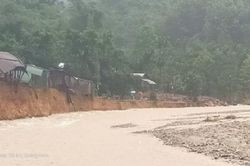 Quảng Nam: Cố vượt sông Na để về nhà, hai người dân bị lũ cuốn mất tích