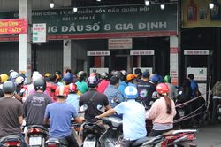 Người dân TP.HCM chật vật xếp hàng chờ đổ xăng