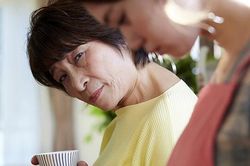 Ghen bệnh hoạn vì con trai bị con dâu 'chiếm mất', mẹ chồng hành xử tai quái khiến con dâu sốc nặng
