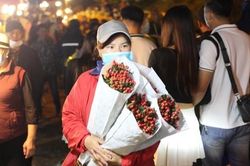 Nhịp sống hối hả về đêm tại chợ hoa tươi lớn nhất Hà Nội