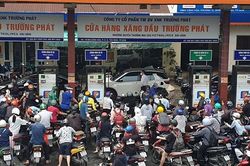 Người dân TP HCM vẫn tiếp tục khốn đốn vì thiếu xăng, chạy sang cả Long An để mua