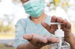 Nên rửa tay bằng xà phòng hay dung dịch sát khuẩn?