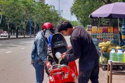 Hàng rong kết hợp bán xăng 35.000 đồng/lít ở TP.HCM đắt khách