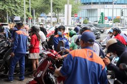 Nghỉ học nghỉ làm vì không đổ được xăng