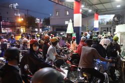 Hàng loạt cây xăng hoạt động lại sau khi xăng tăng giá