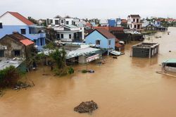 Hội An chìm trong nước lũ, du khách khăn gói sơ tán