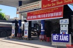 Hà Nội: Nhiều cây xăng treo biển hết hàng, kiểm kê, người dân xếp hàng mua giữa trưa